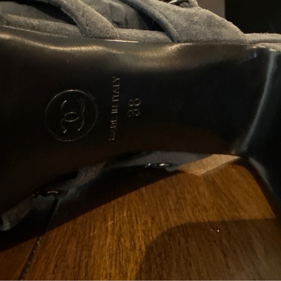 Chanel- Authentic . Comes with original packaging. Size:38 - Picture 7 of 9